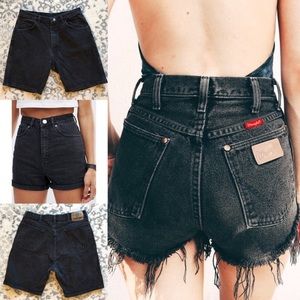 Vintage Wrangler High Waisted Black Shorts 30-32